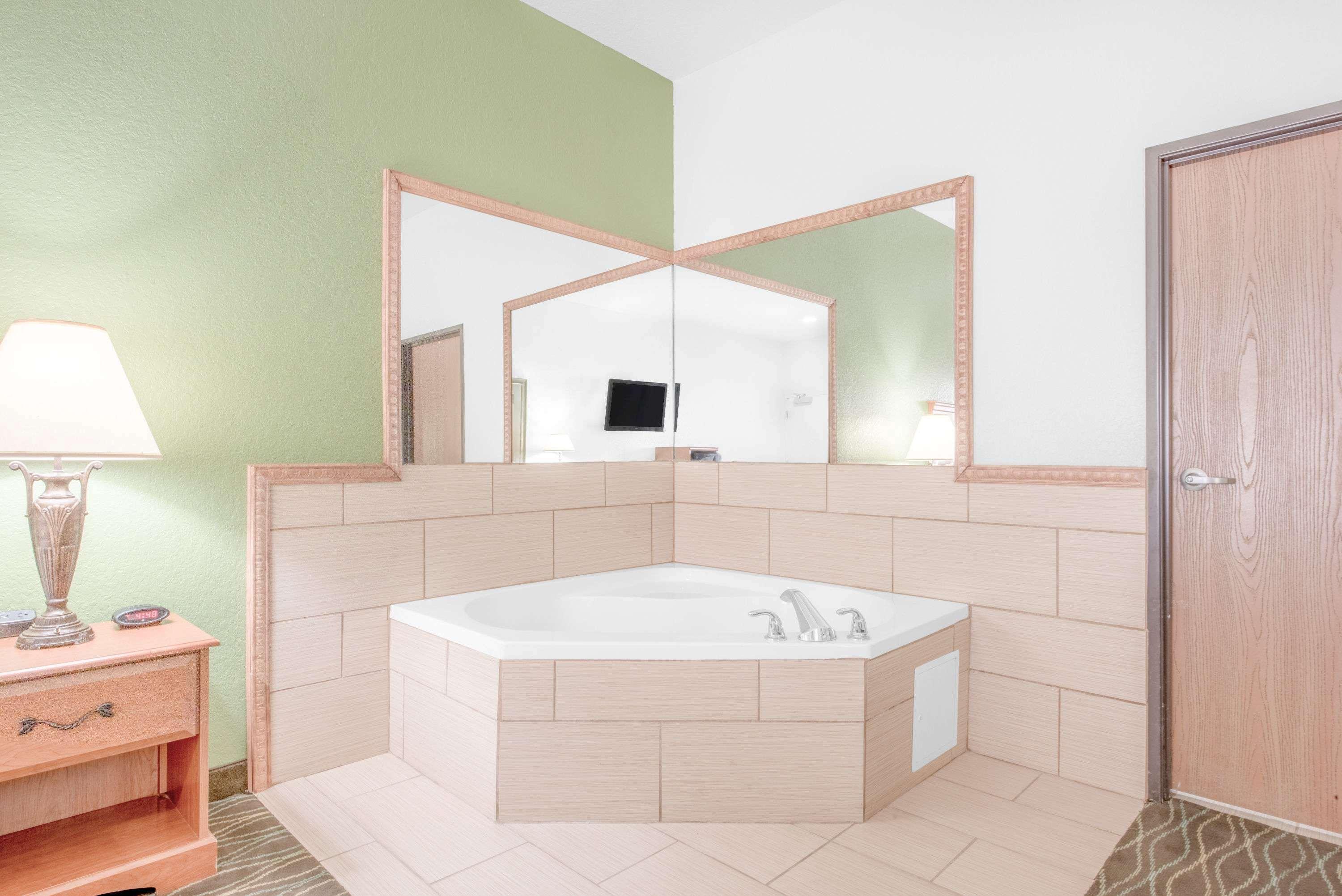 Baymont By Wyndham Pearsall Ngoại thất bức ảnh