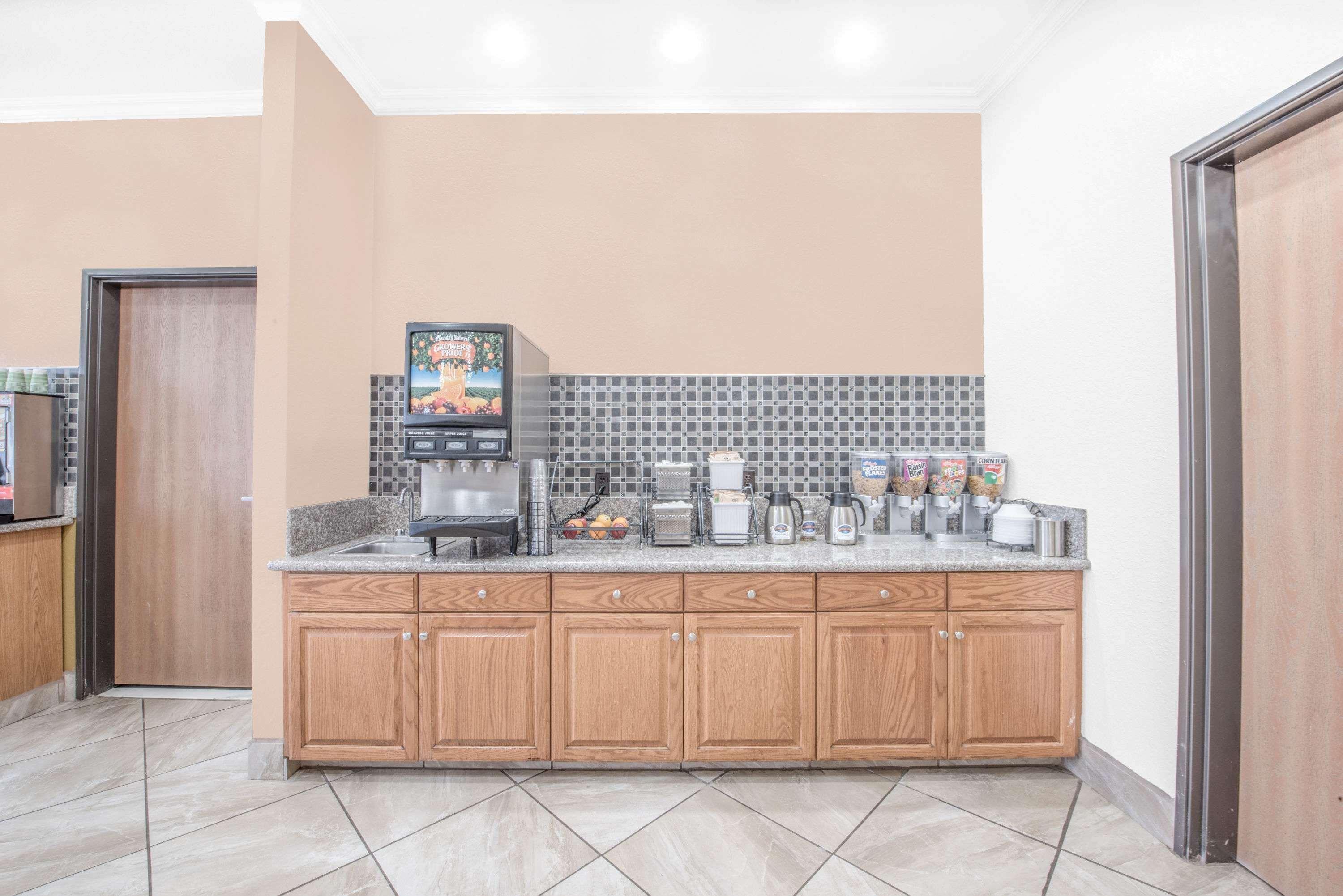Baymont By Wyndham Pearsall Ngoại thất bức ảnh